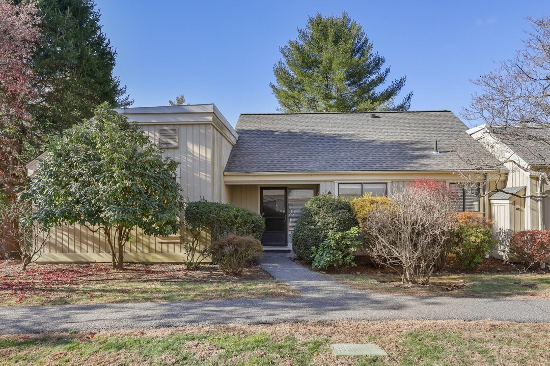 167 Heritage Hills in Somers, NY - Building Photo