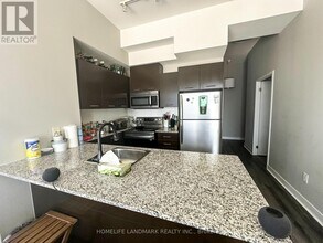 360-360 Square One Dr in Mississauga, ON - Building Photo - Building Photo
