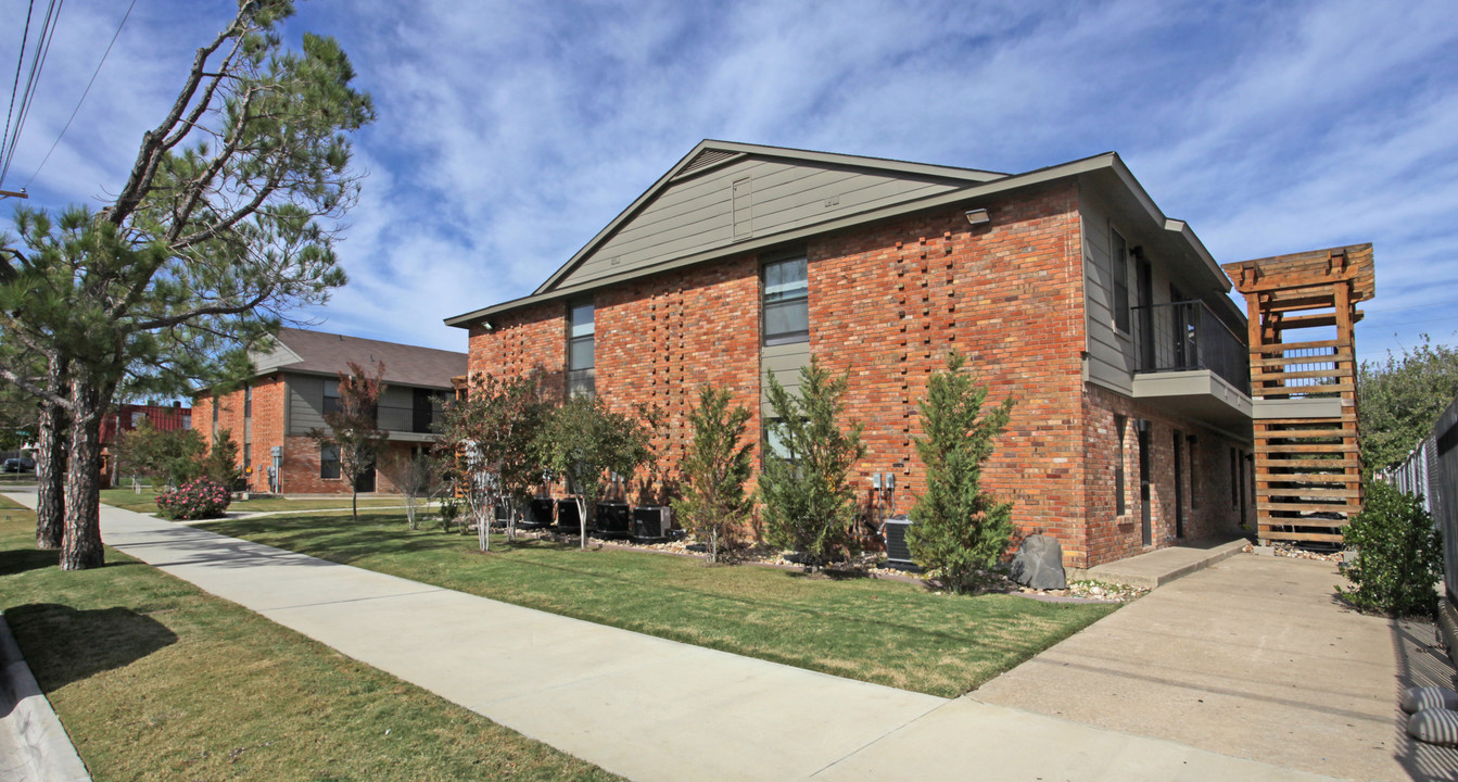 Charlotte Place in Denton, TX - Building Photo