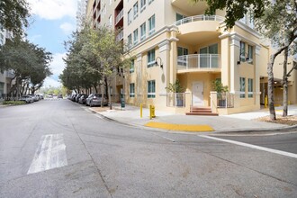 7351 SW 90th St in Miami, FL - Foto de edificio - Building Photo