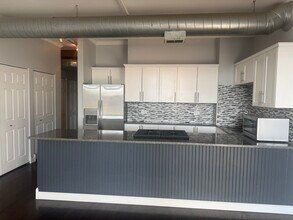 1735 W Diversey Pky, Unit 304 in Chicago, IL - Foto de edificio - Building Photo