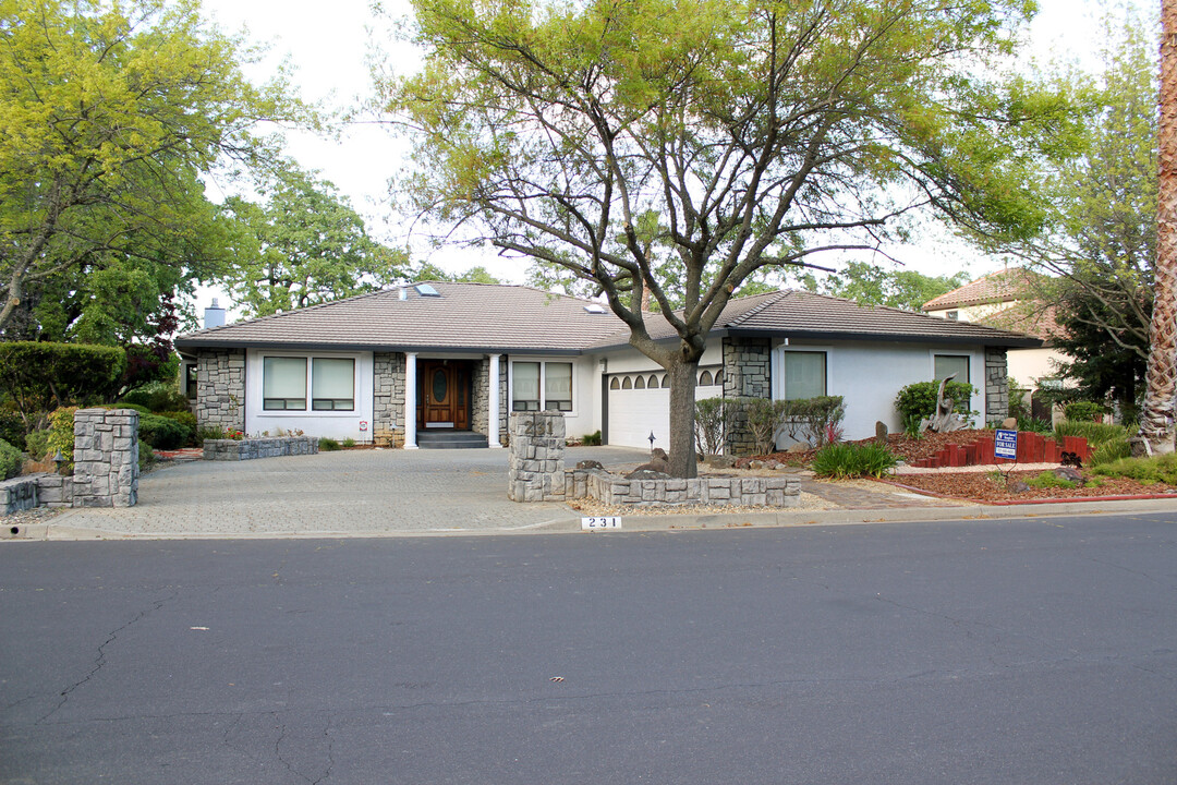 231 Hidden Valley Ln in Vacaville, CA - Building Photo