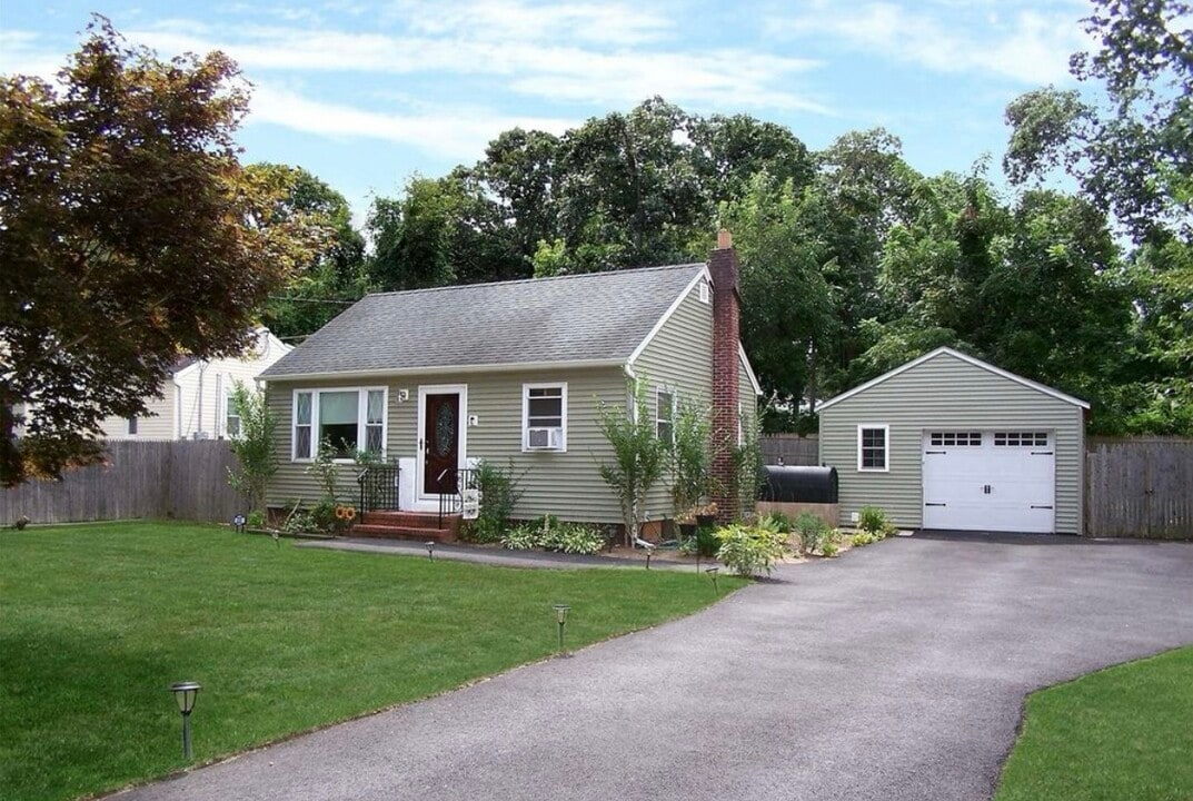 34 Ormond Ave in Selden, NY - Building Photo