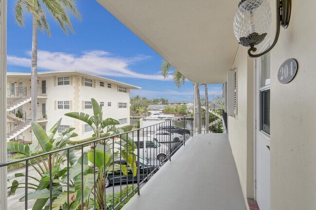 450 Paradise Isle Blvd in Hallandale Beach, FL - Building Photo - Building Photo