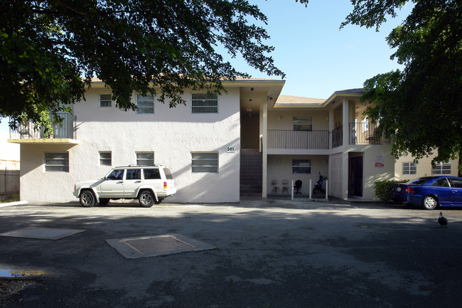 501 W 51st Pl in Hialeah, FL - Building Photo - Building Photo