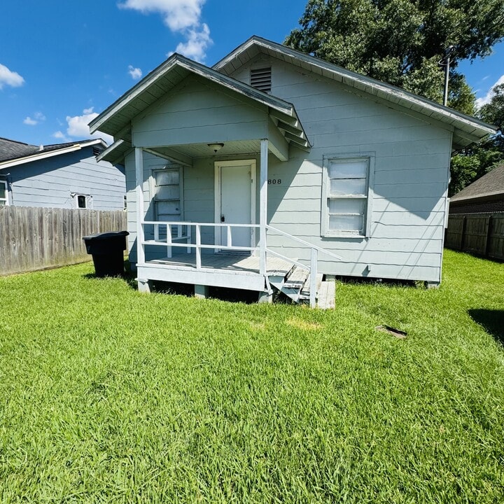 1808 N 19th St in Nederland, TX - Building Photo