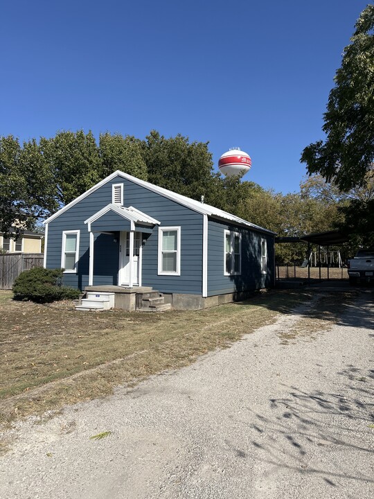 924 N Elm St in Muenster, TX - Building Photo