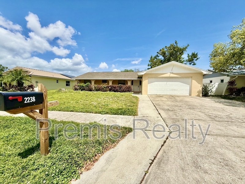 2238 Colonial Dr in Dunedin, FL - Building Photo