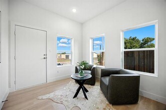 312 N Lancaster Ave in Dallas, TX - Building Photo - Building Photo