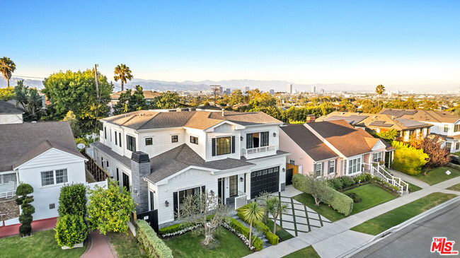 9325 Bolton Rd in Los Angeles, CA - Foto de edificio - Building Photo