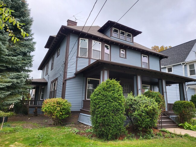 1551 Alameda Ave in Lakewood, OH - Foto de edificio - Building Photo