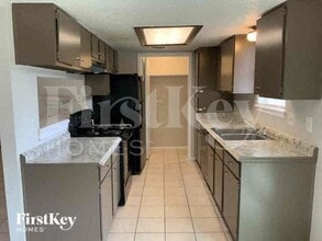 9819 Kiwi Ln in Conroe, TX - Foto de edificio - Building Photo