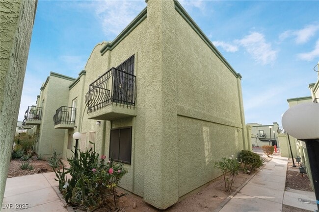 7084 Burcot Ave in Las Vegas, NV - Foto de edificio - Building Photo