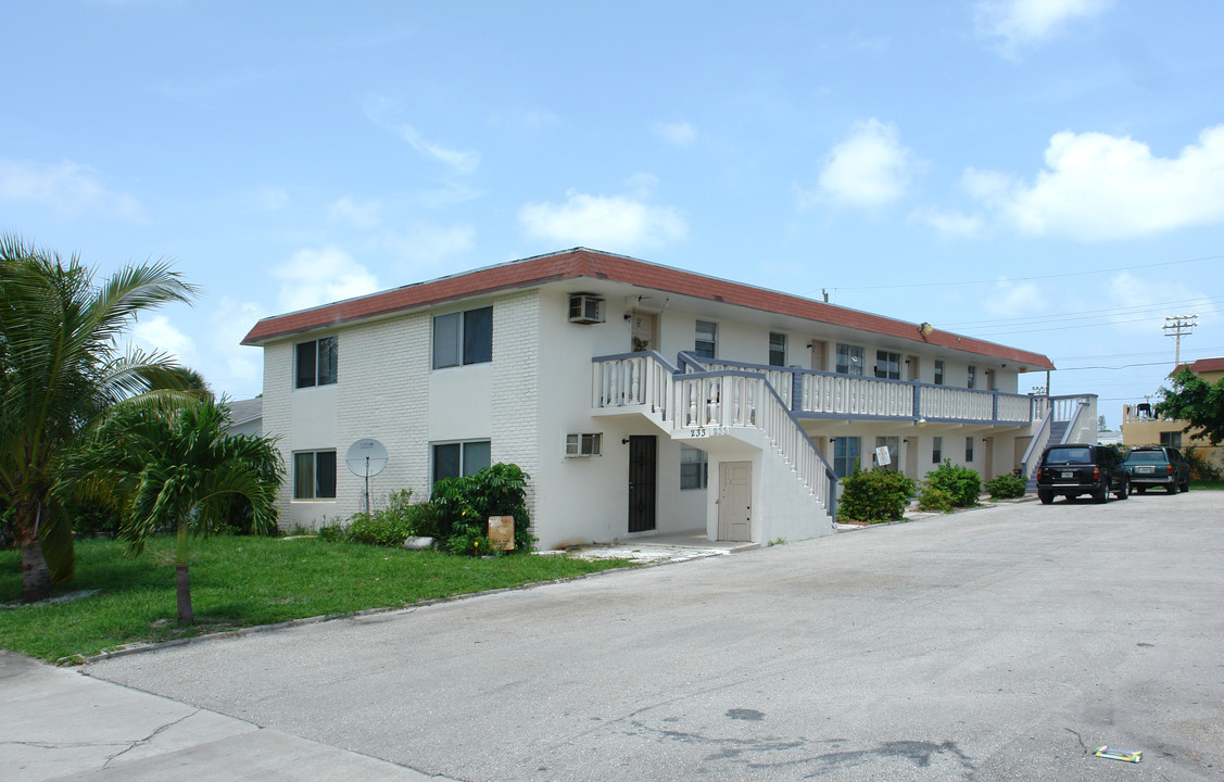 233 7th Ct in West Palm Beach, FL - Building Photo