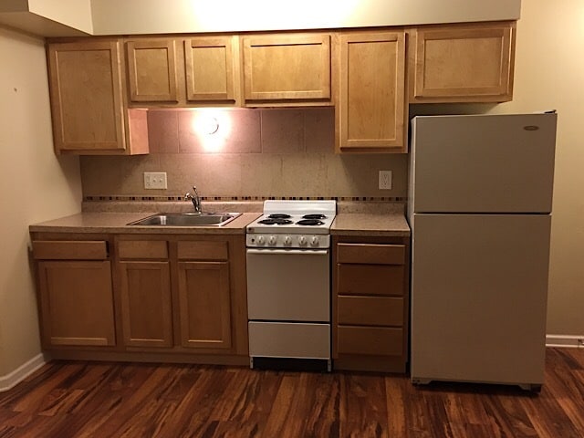 429 E Broadway St, Unit #1 in Winona, MN - Building Photo - Building Photo