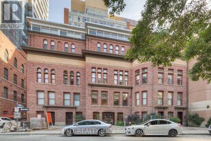 11 St Joseph St in Toronto, ON - Building Photo