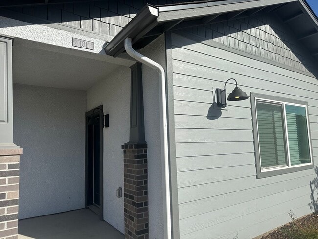 514 S Summit St-Unit -514 S. Summit St. #101 in Visalia, CA - Building Photo - Building Photo