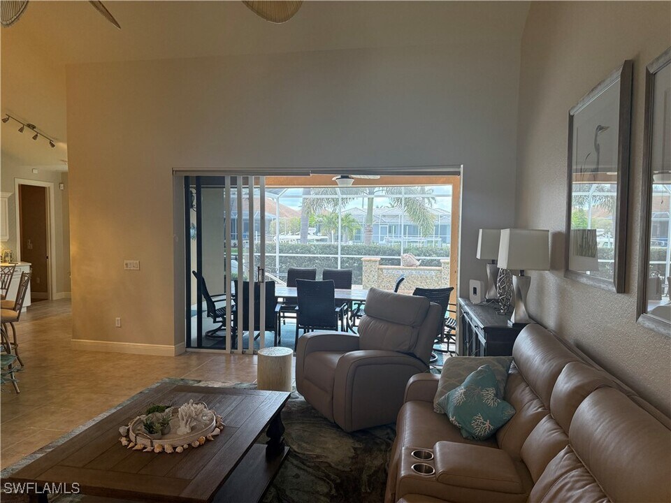 121 Bonita Ct in Marco Island, FL - Building Photo