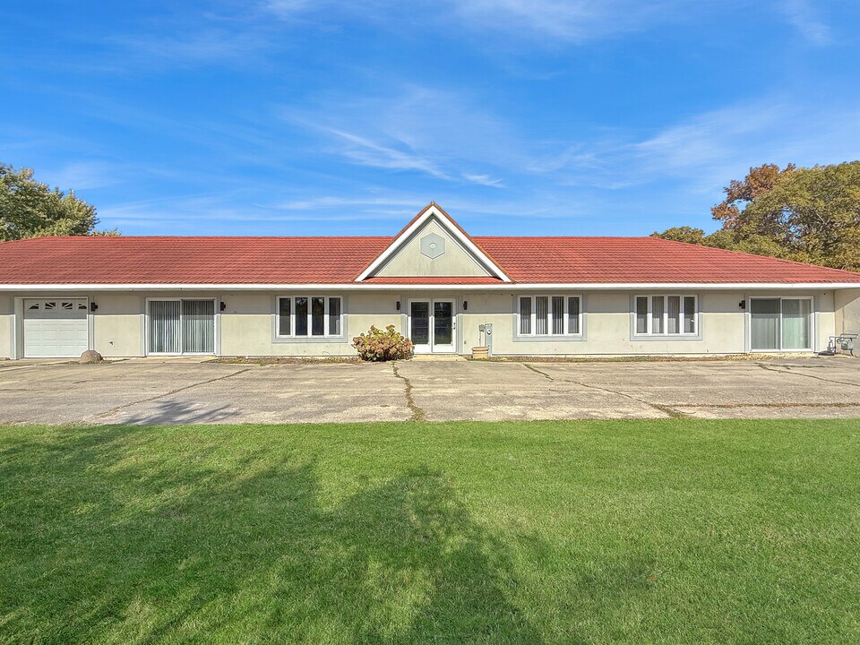 33053 Pamrich Dr in Kingston, IL - Building Photo