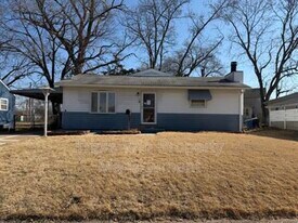330 S St Charles St in Florissant, MO - Building Photo