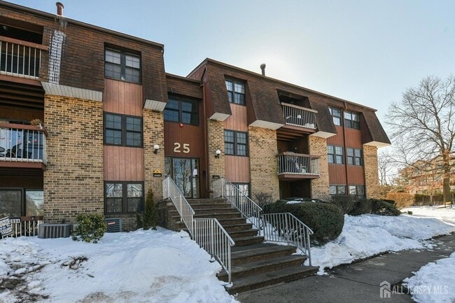 290 Alpine Way, Unit A in Woodbridge Township, NJ - Foto de edificio - Building Photo