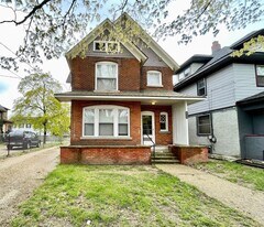 815 W Walnut St in Kalamazoo, MI - Building Photo