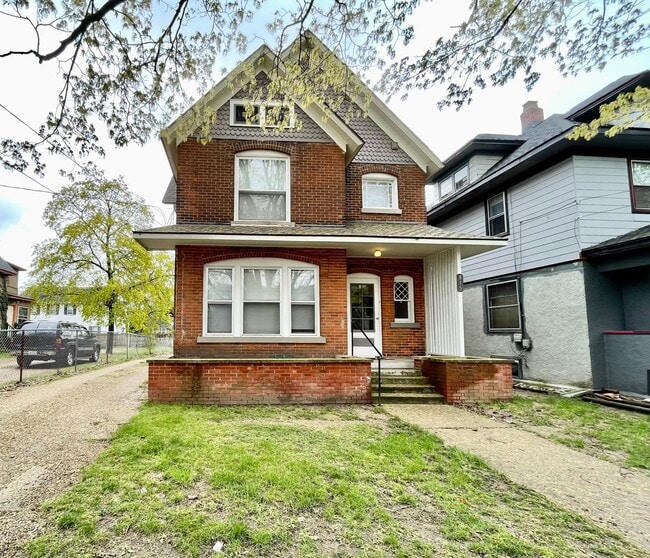 property at 815 W Walnut St