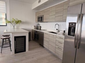 121 NE 34th St, Unit 1809 in Miami, FL - Foto de edificio - Building Photo