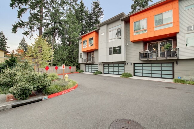 1579 163rd Pl NE in Bellevue, WA - Foto de edificio - Building Photo