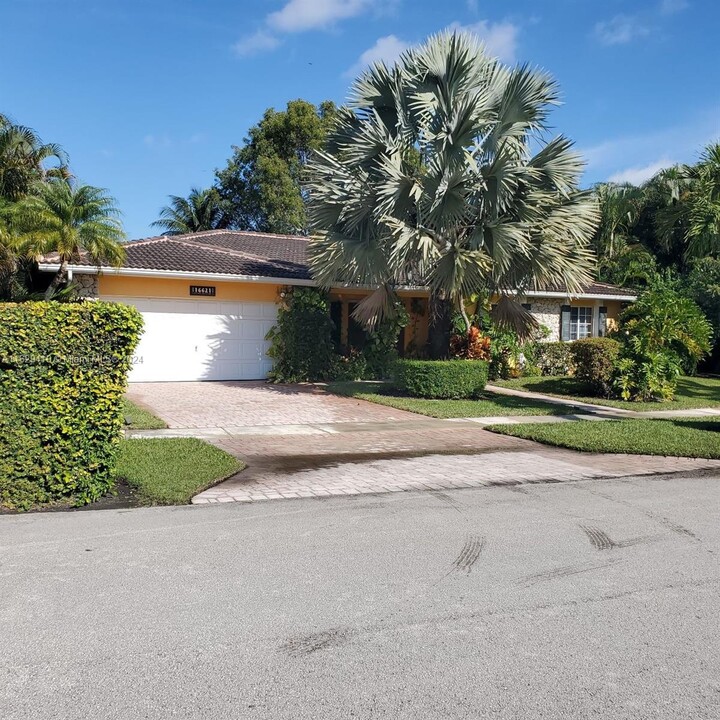 16621 Royal Poinciana Dr in Weston, FL - Building Photo