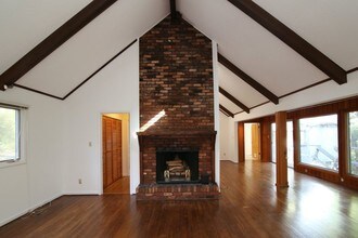 914 Crestwood Ln in Chapel Hill, NC - Building Photo - Building Photo