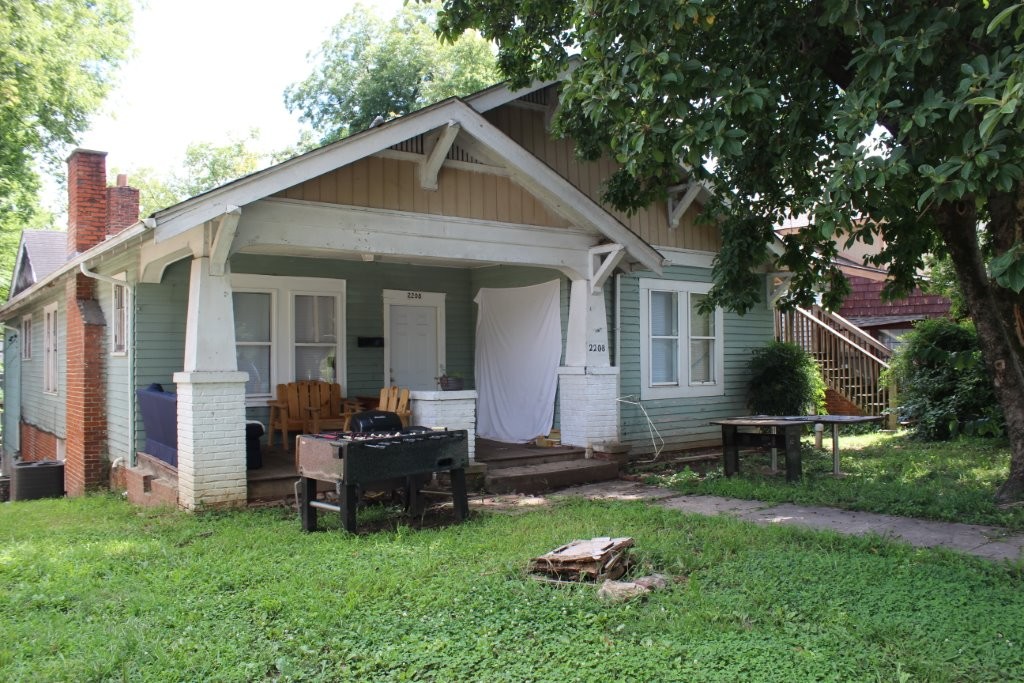 10 Bedroom Rental House - Univ of TN Adjacent in Knoxville, TN - Building Photo