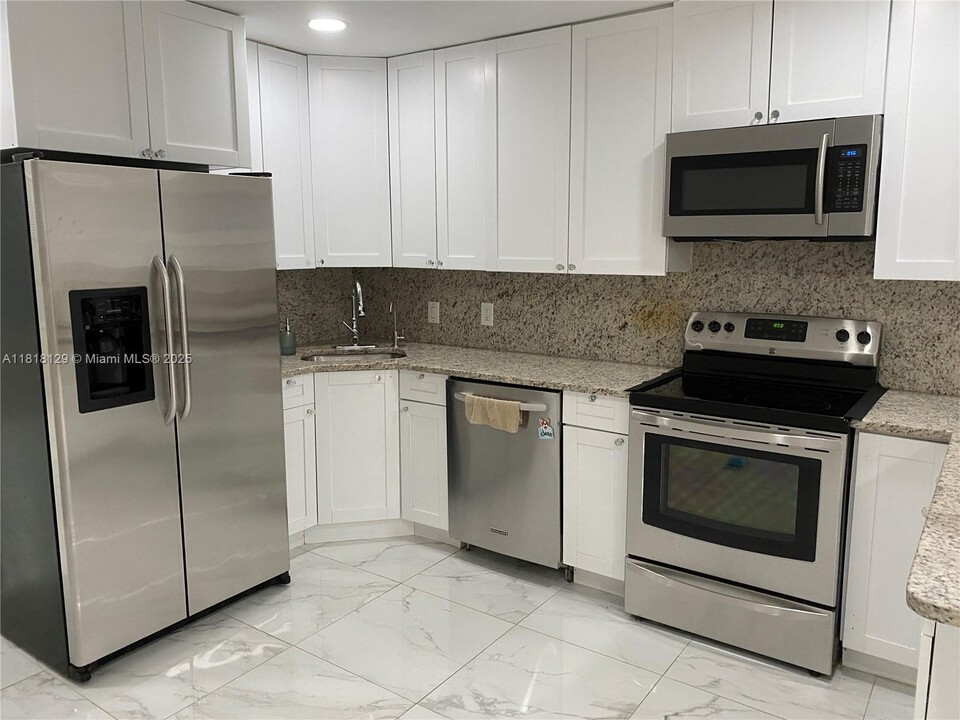 7761 NW 42nd Pl in Coral Springs, FL - Building Photo