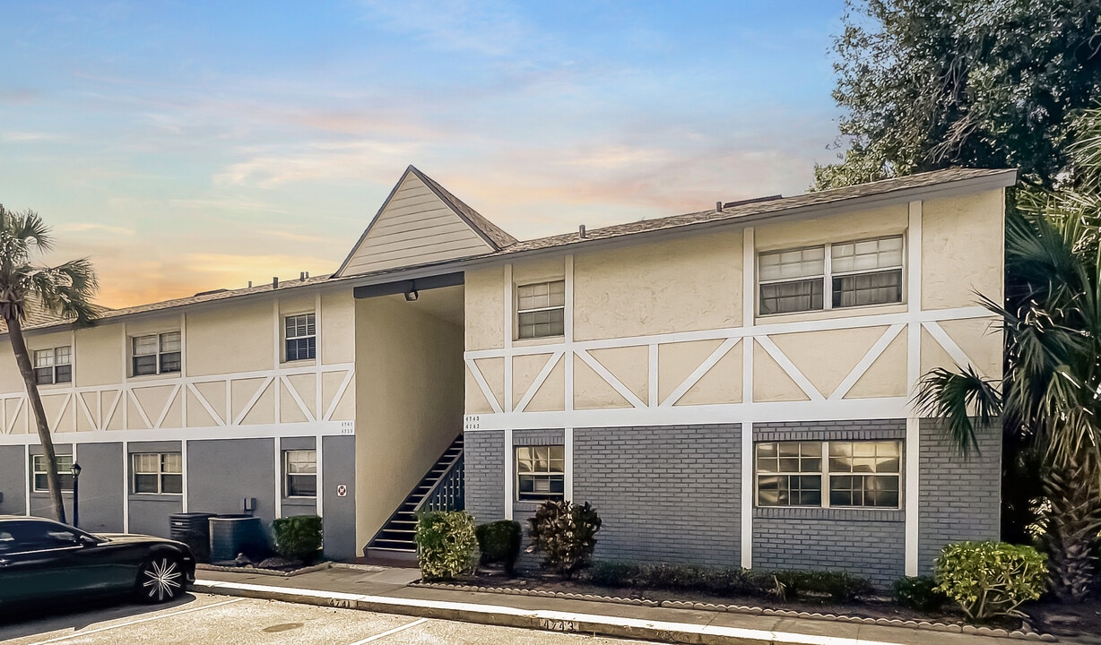 4741 Avon Ct in St. Cloud, FL - Foto de edificio