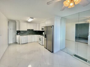 1 Bay Club Dr, Unit #3F in Bayside, NY - Building Photo - Building Photo