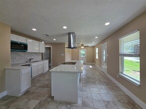 2306 19th Ave N in Texas City, TX - Building Photo - Building Photo