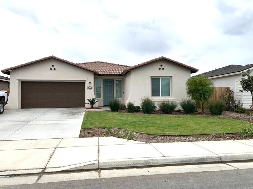 911 Hartlepool Ave in Bakersfield, CA - Building Photo