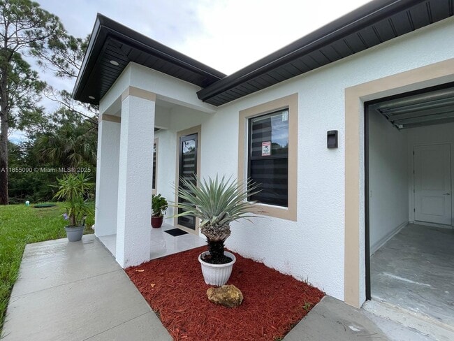 425 Majors Ave S in Lehigh Acres, FL - Building Photo - Building Photo