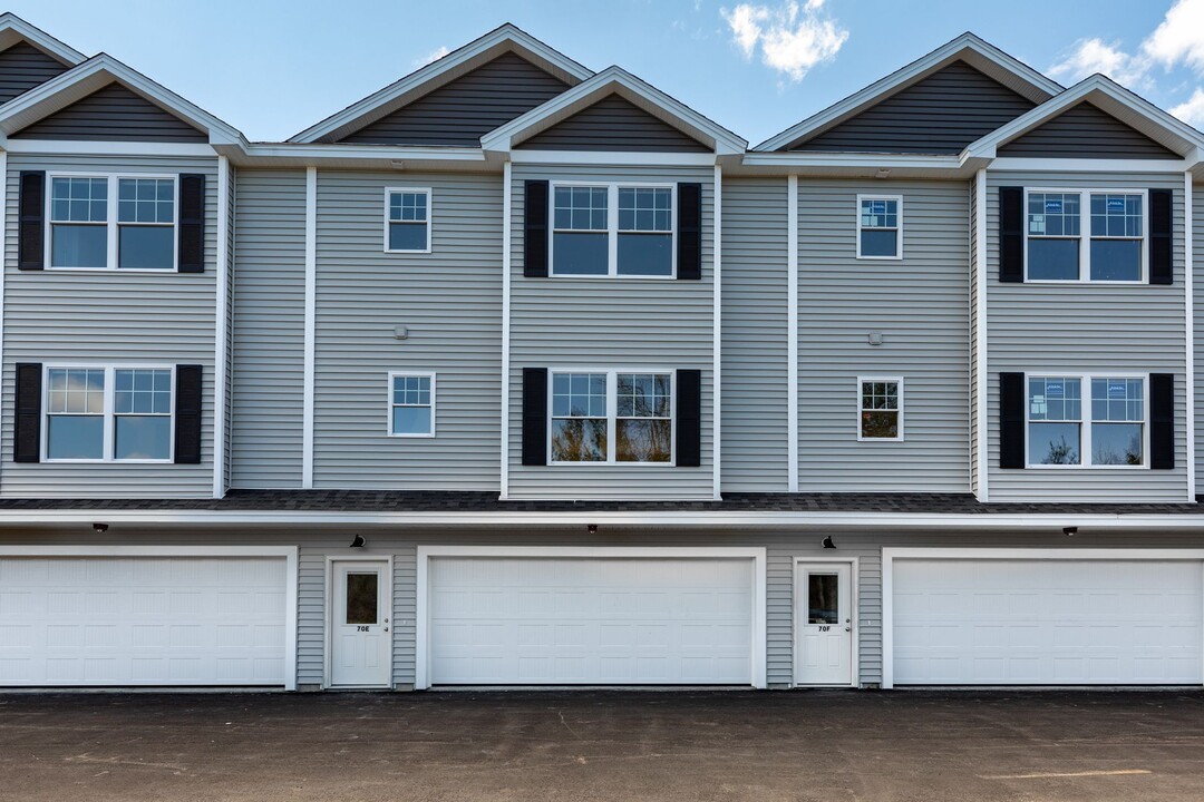 Half Peak Place in Rochester, NH - Building Photo