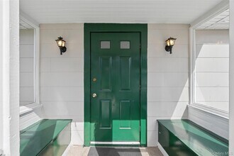 151 Steamboat Rd in Great Neck, NY - Building Photo - Building Photo