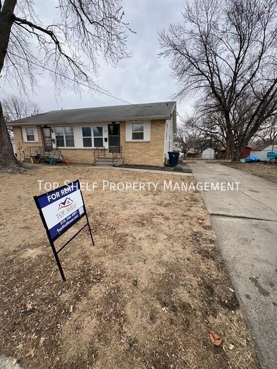 4321 67th St in Urbandale, IA - Building Photo