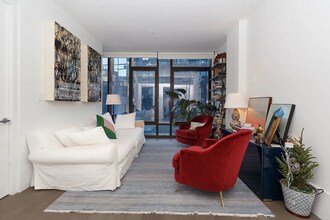 60 S 8th St, Unit 330 in Brooklyn, NY - Foto de edificio - Building Photo