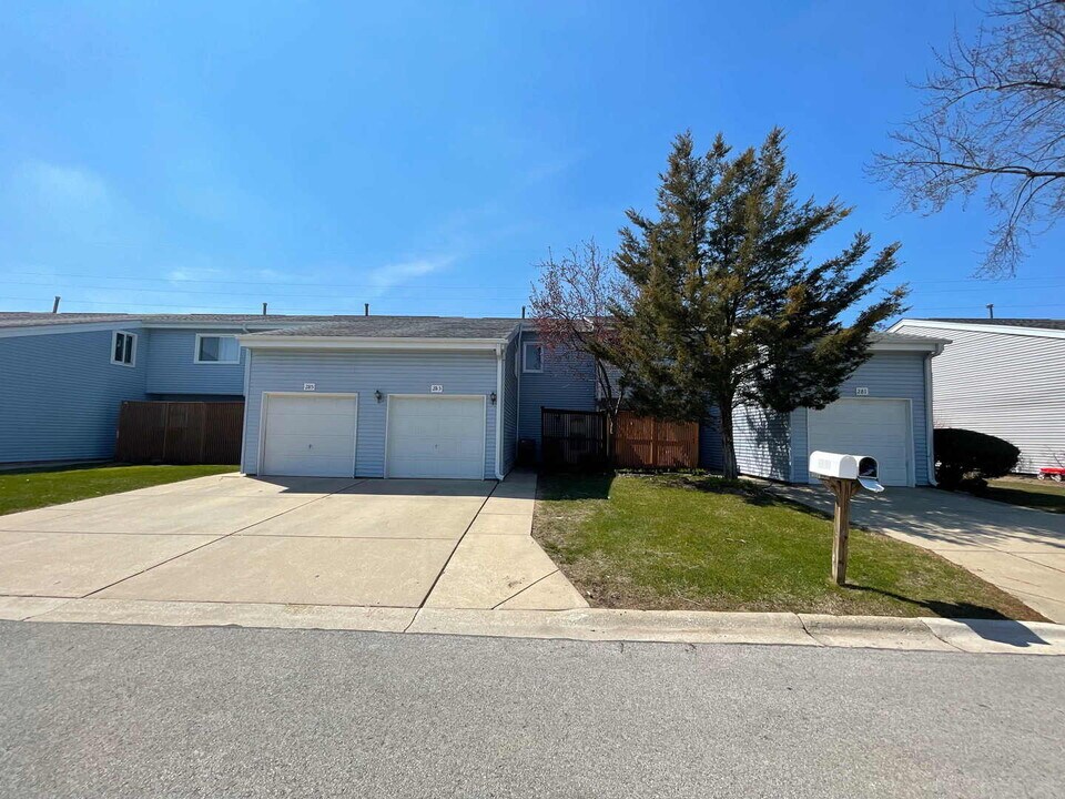 283 Alpine Dr E in Glendale Heights, IL - Building Photo