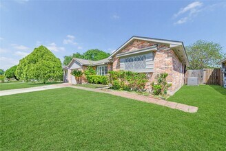 10830 Sela Ln in Houston, TX - Building Photo - Building Photo