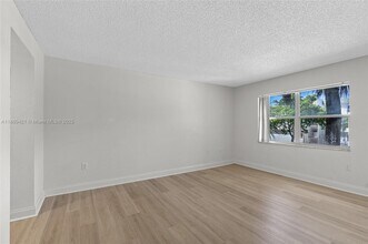 4215 N University Dr in Sunrise, FL - Building Photo - Building Photo