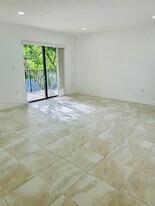 300 Palm Cir W in Pembroke Pines, FL - Building Photo