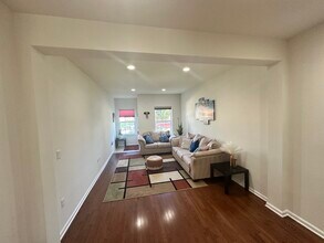 72 Andrews Way in Piscataway, NJ - Building Photo - Building Photo