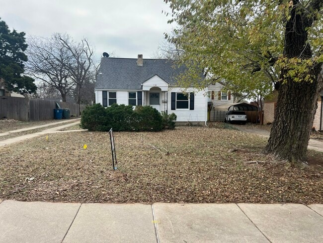 property at 224 E 7th St