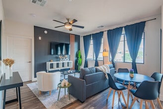 15501 N Dial Blvd in Scottsdale, AZ - Foto de edificio - Building Photo