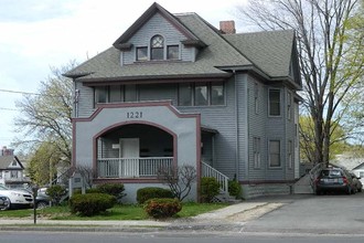 1221 E Genesee St in Syracuse, NY - Foto de edificio - Building Photo